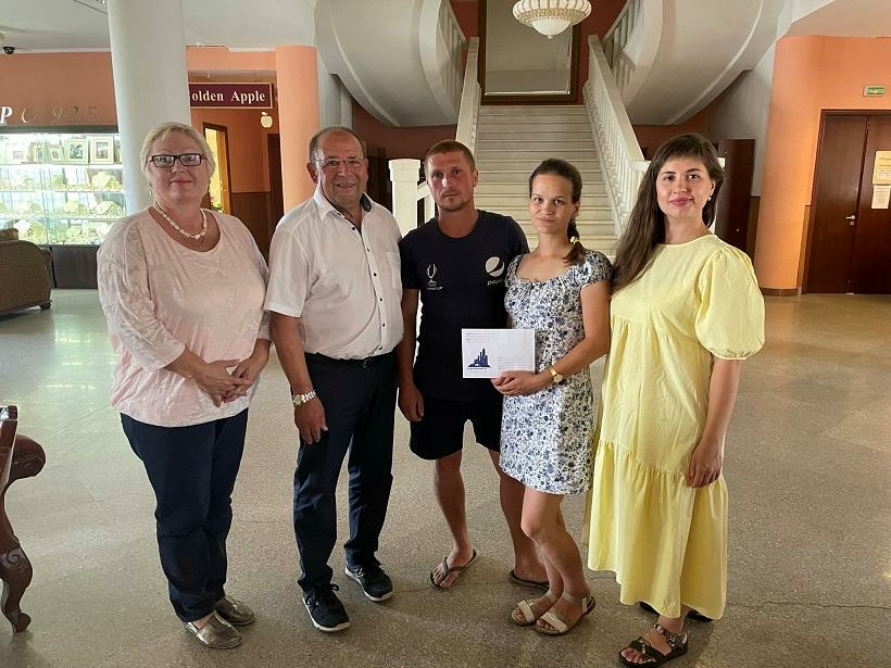 Übergabe einer Geldspende an das Ehepaar Koshman durch unseren Vorsitzenden Rainer Käsz am 19.07.2021 in Uglitsch Übergabe einer Geldspende an das Ehepaar Koshman durch unseren Vorsitzenden Rainer Käsz am 19.07.2021 in Uglitsch